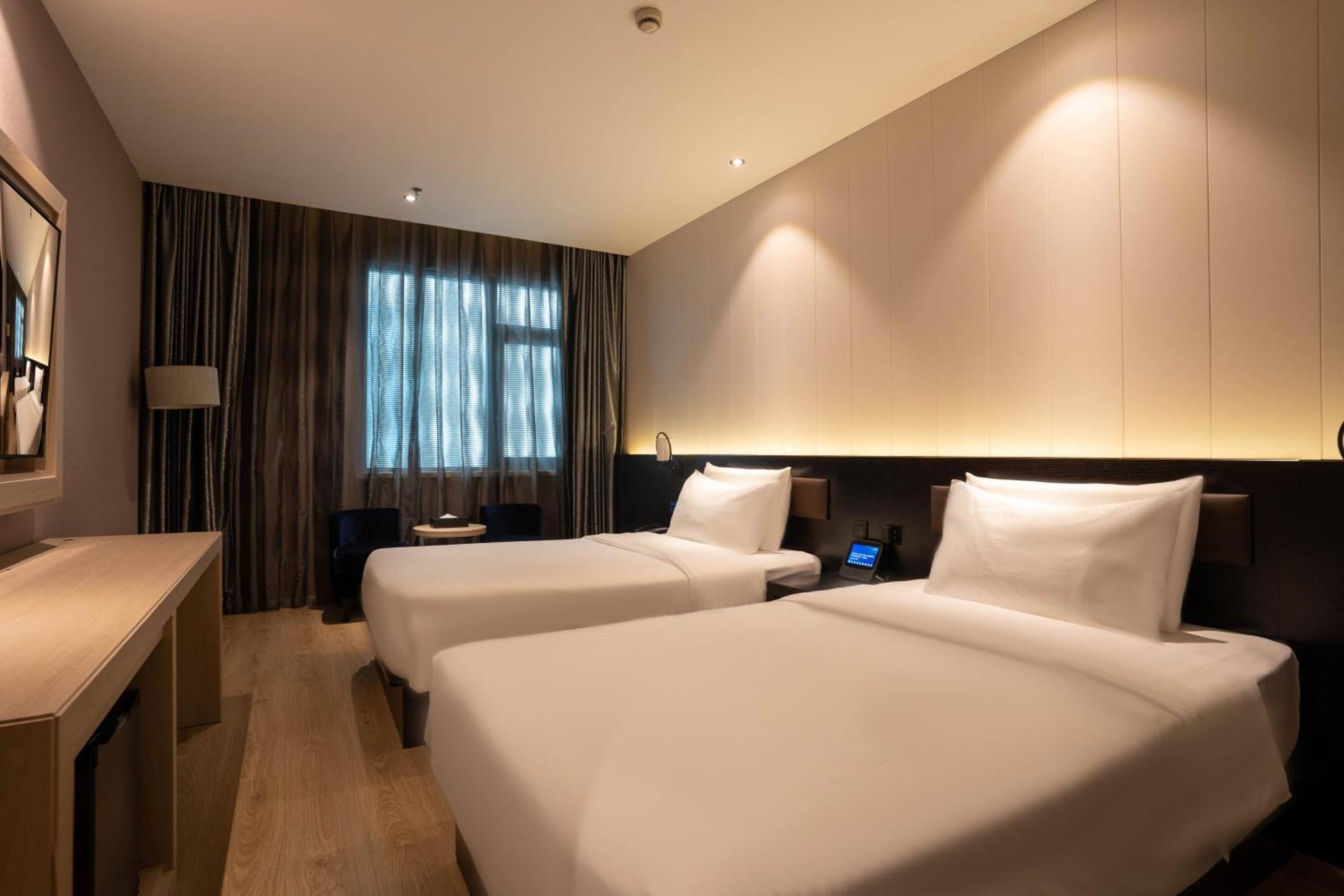Crystal Lujiazui Oriental Pearl Tower 4*