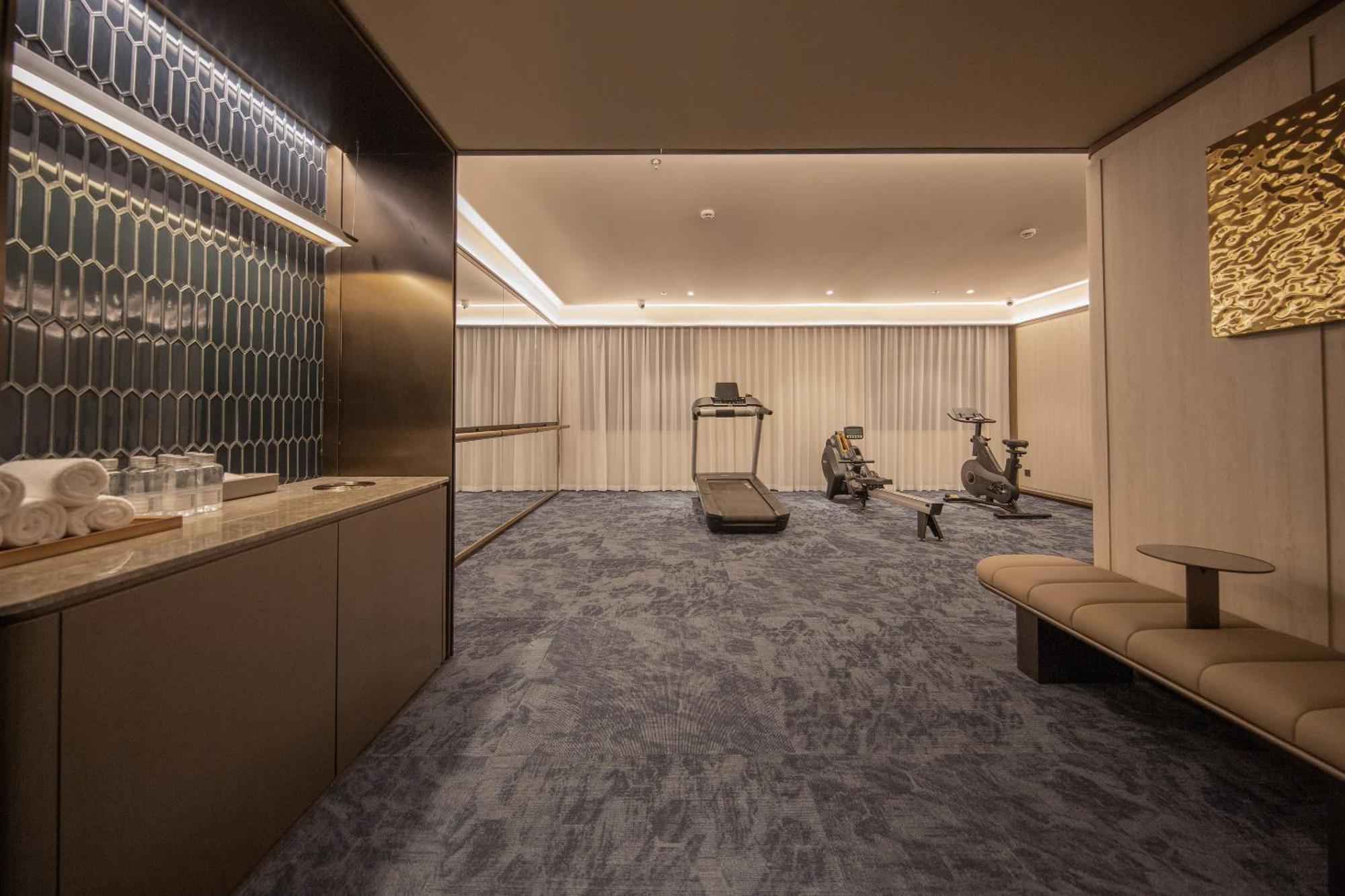 Crystal Lujiazui Oriental Pearl Tower Hotel 4*